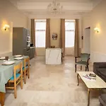 Spacious In The Heart Of Apartment *