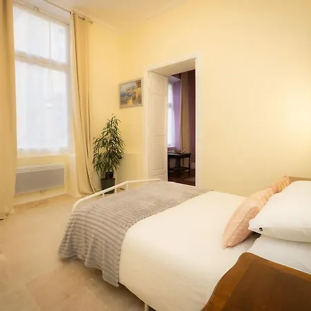 Spacious In The Heart Of * קרקסון